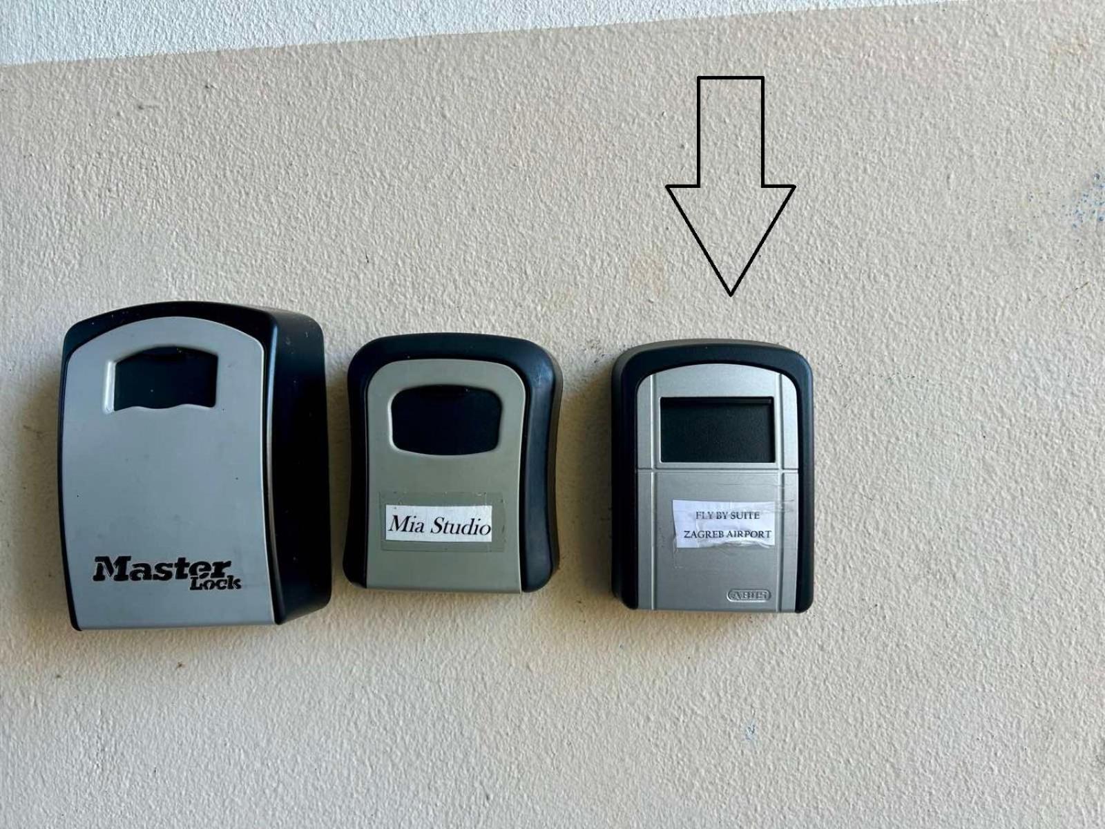 Fly By Suite - Zagreb Airport - 0-24H Self Check In&Out - Parking On Site Velika Gorica Exteriör bild